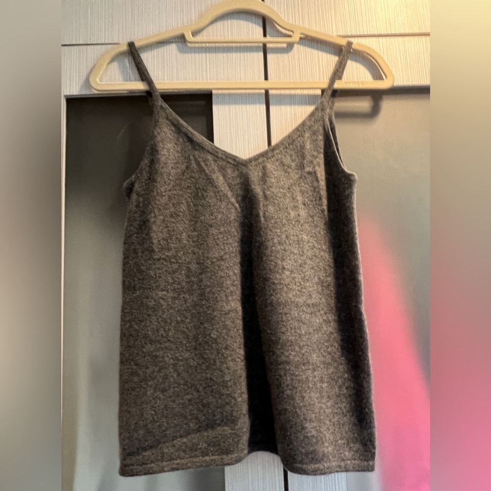 Beautiful, comfortable 360 cashmere gray tank